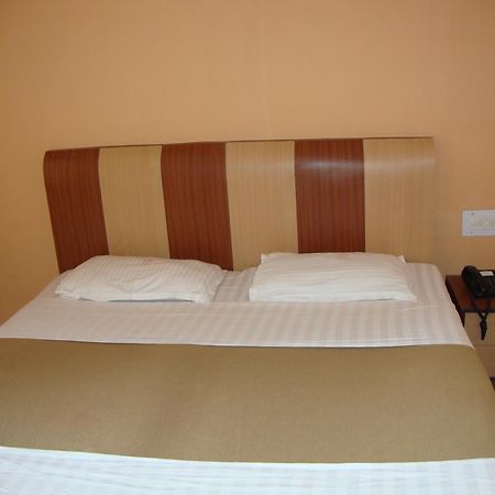 Bari International Hotel Bhuvanesvar Szoba fotó