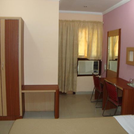 Bari International Hotel Bhuvanesvar Szoba fotó