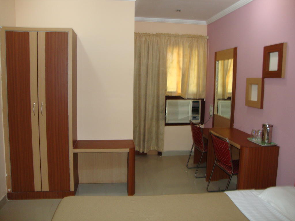 Bari International Hotel Bhuvanesvar Szoba fotó