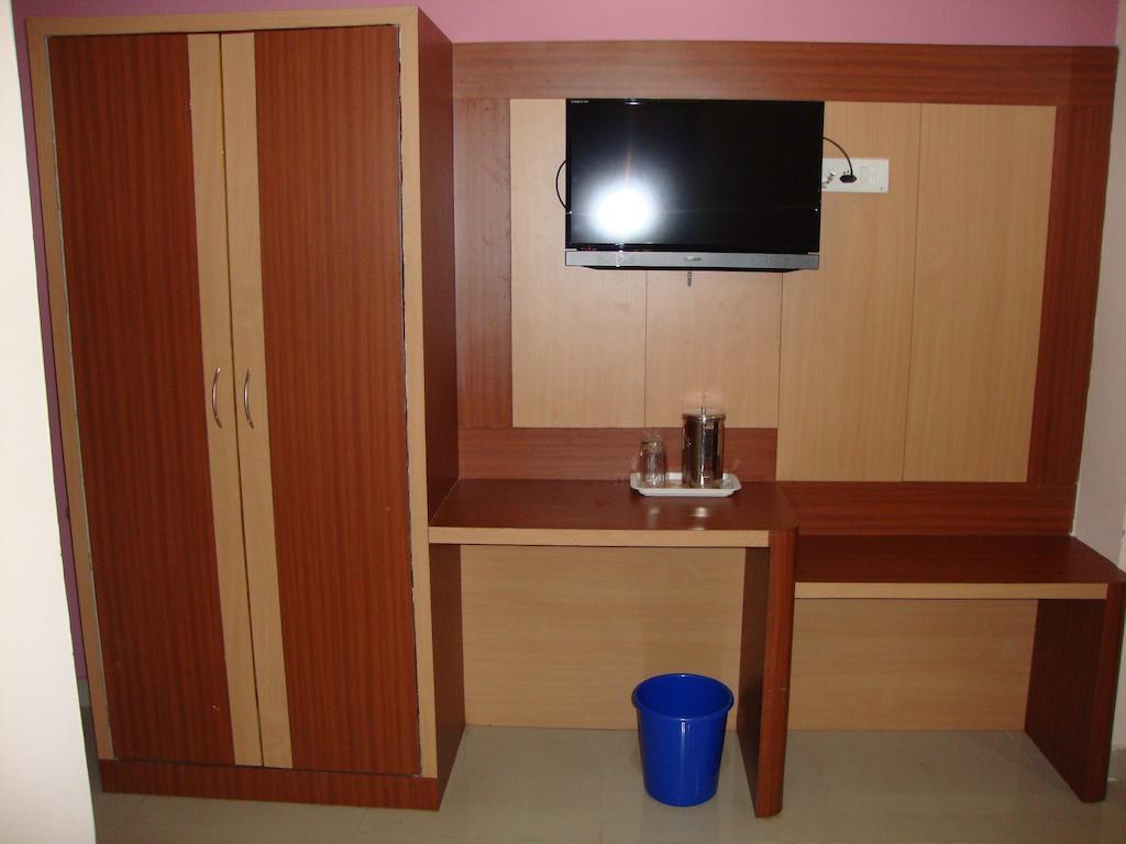 Bari International Hotel Bhuvanesvar Szoba fotó