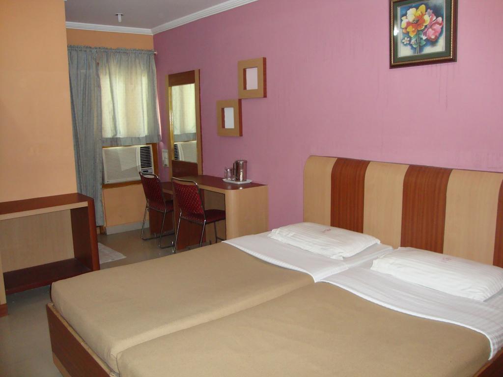 Bari International Hotel Bhuvanesvar Szoba fotó