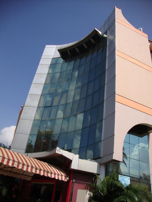 Bari International Hotel Bhuvanesvar Kültér fotó